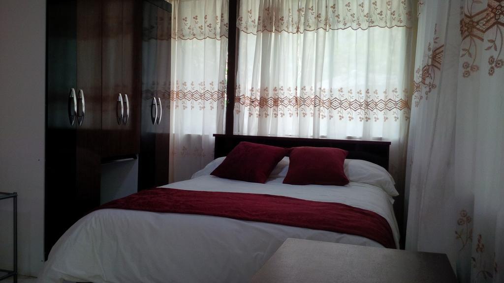 Hostal El Parque Tababela Luaran gambar
