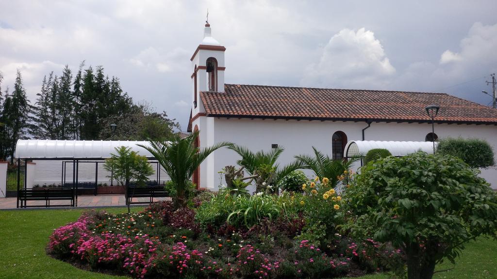 Hostal El Parque Tababela Luaran gambar
