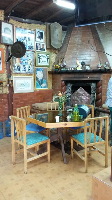 Hostal El Parque Tababela Luaran gambar