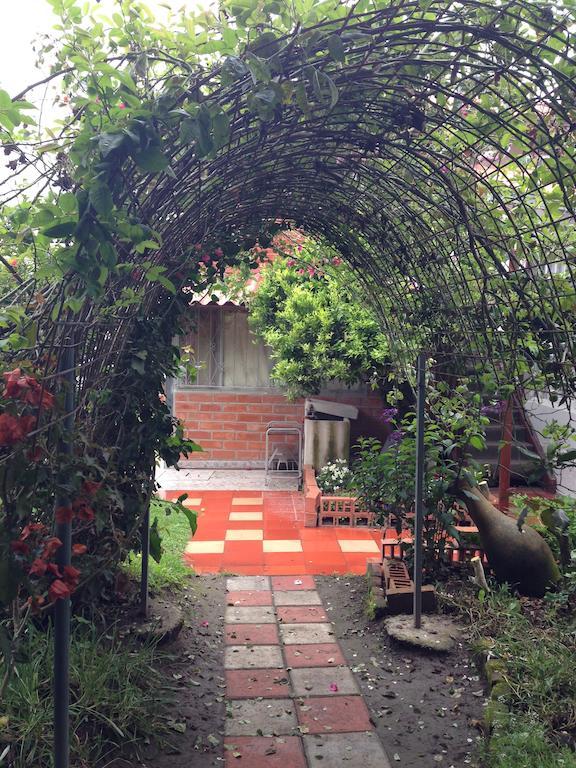 Hostal El Parque Tababela Luaran gambar