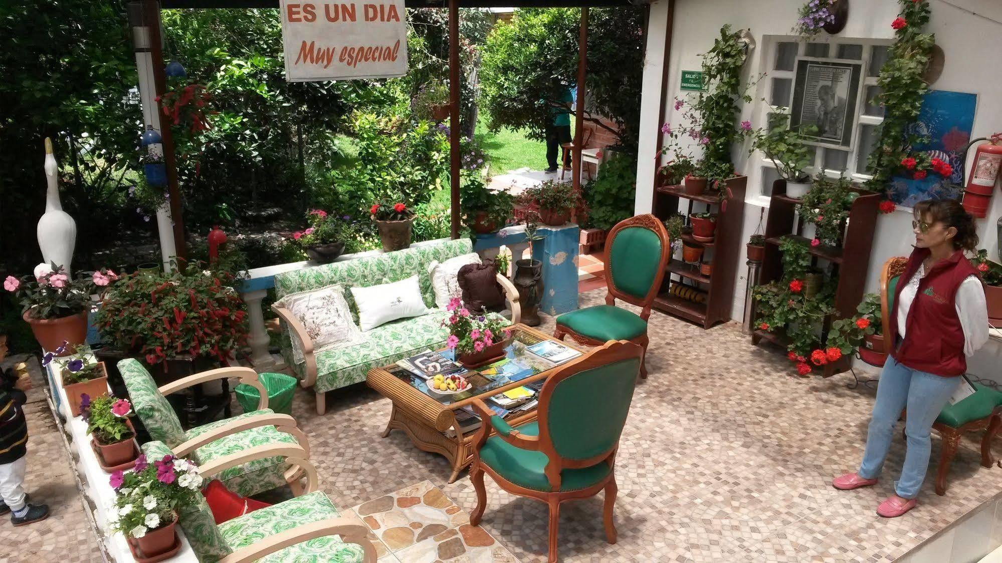 Hostal El Parque Tababela Luaran gambar