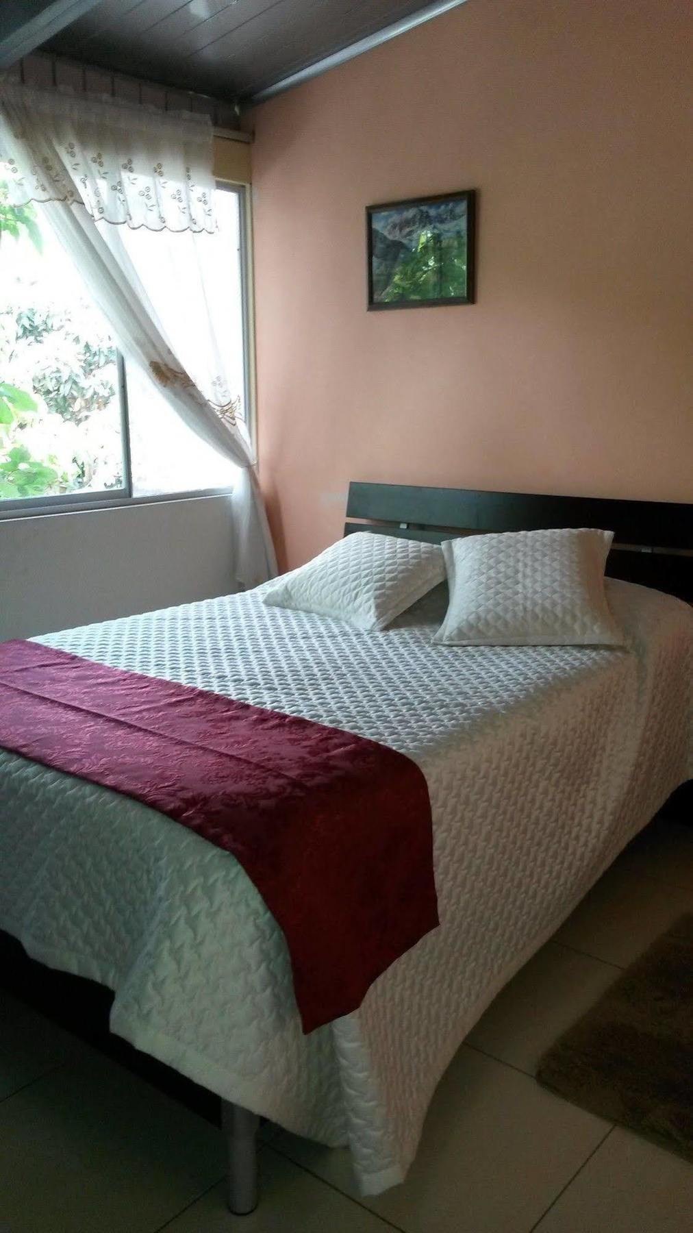 Hostal El Parque Tababela Luaran gambar