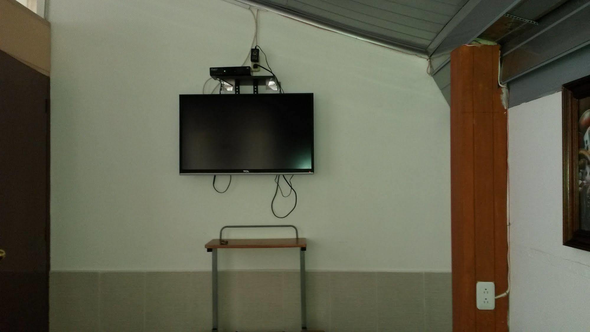 Hostal El Parque Tababela Luaran gambar