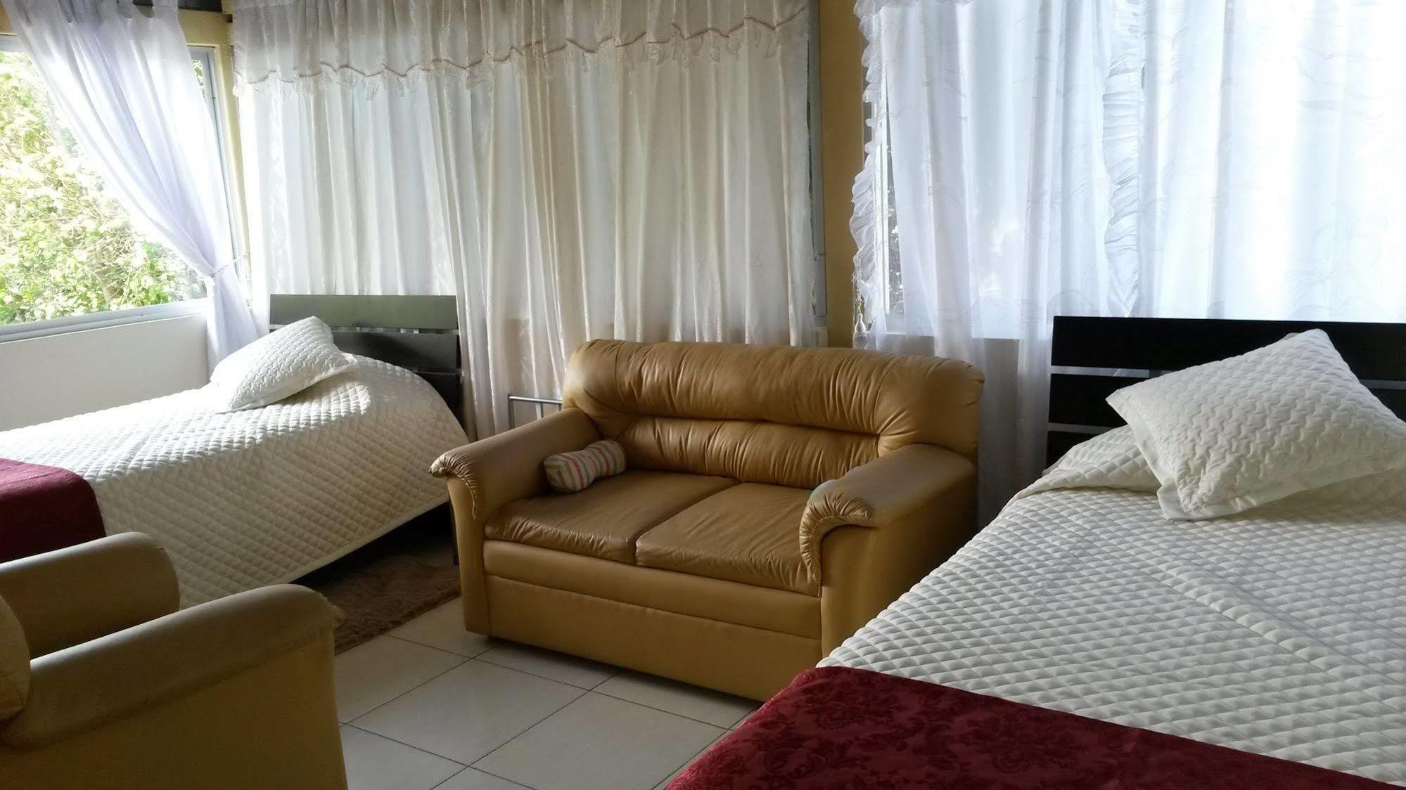 Hostal El Parque Tababela Luaran gambar