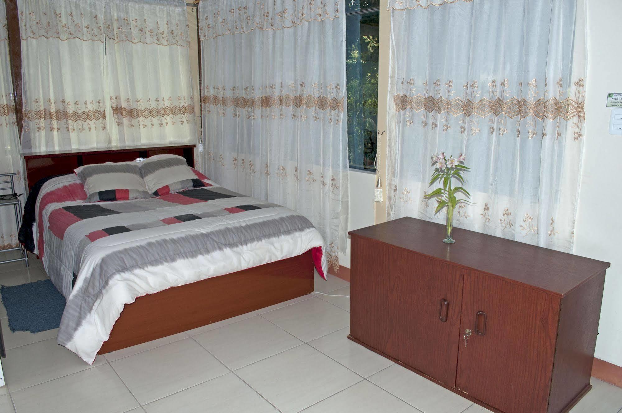 Hostal El Parque Tababela Luaran gambar