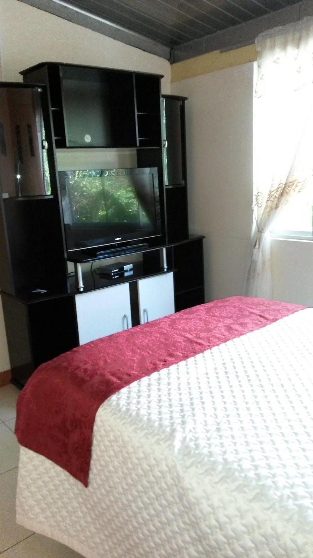Hostal El Parque Tababela Luaran gambar