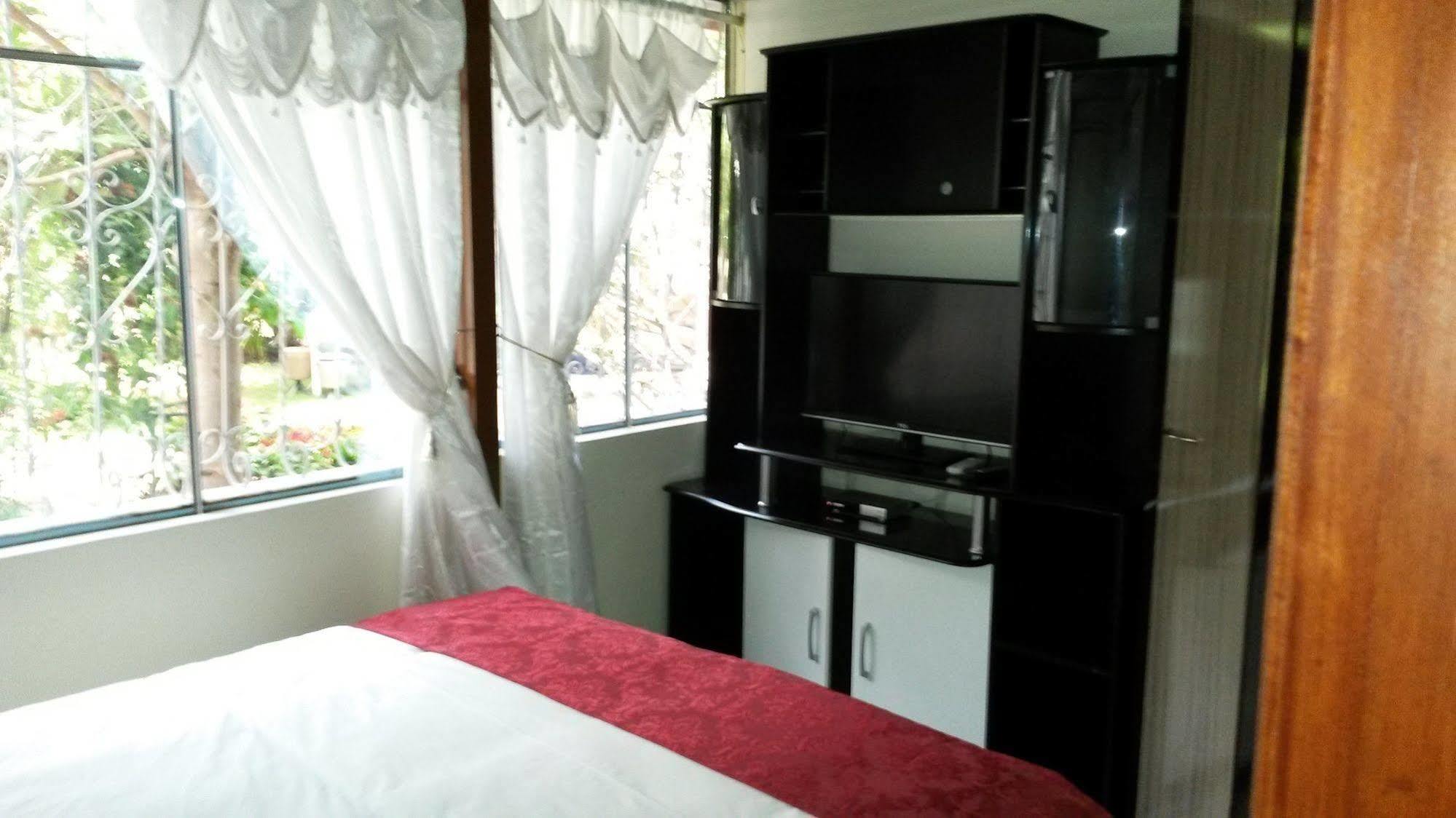 Hostal El Parque Tababela Luaran gambar