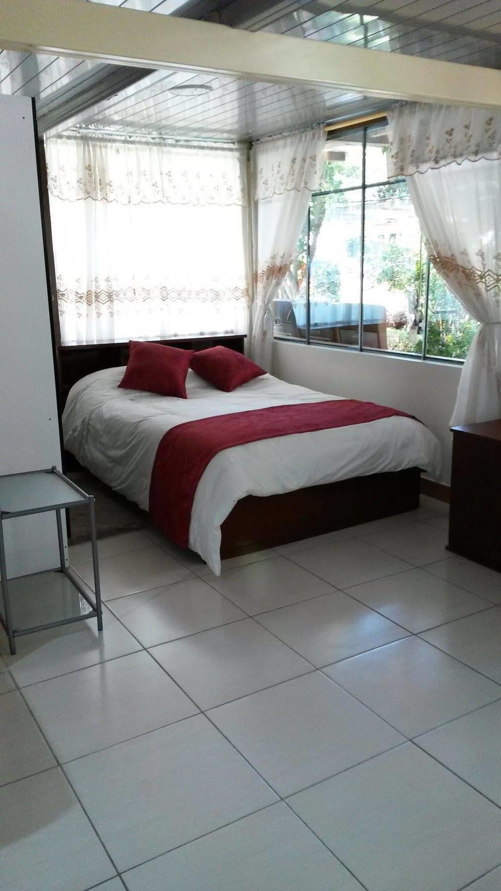 Hostal El Parque Tababela Luaran gambar