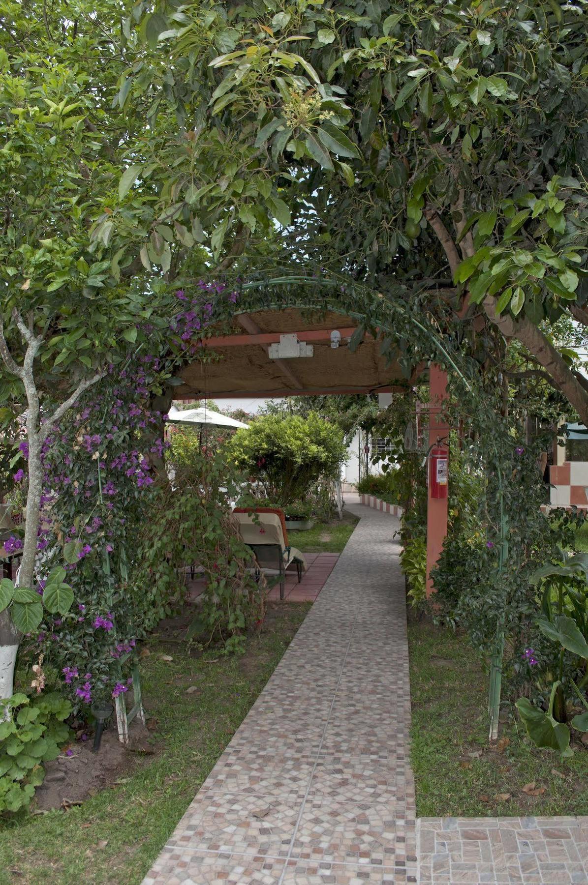 Hostal El Parque Tababela Luaran gambar