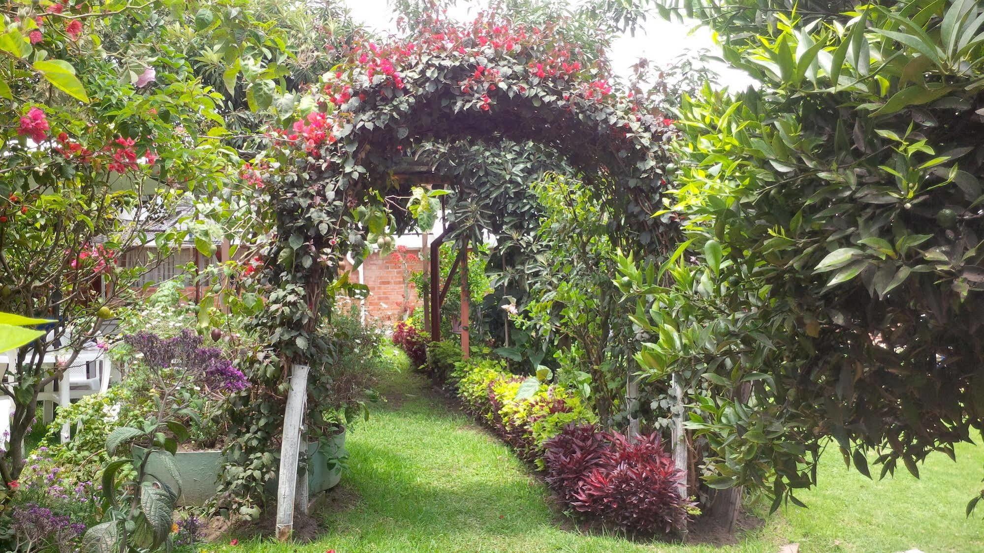 Hostal El Parque Tababela Luaran gambar